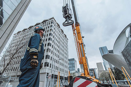 Top Benefits of Using Crane Services for Heavy Lifting - Lift & Shift Movers